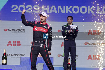 2023-07-29 - Formula E World Champion DENNIS Jake (gbr), Avalanche Andretti Formula E, Spark-Porsche, Porsche 99X Electric, portrait podium during the 2023 Hankook London ePrix, 12th meeting of the 2022-23 ABB FIA Formula E World Championship, on the ExCeL London from July 29 to 30, 2023 in London, United Kingdom - AUTO - 2023 FORMULA E HANKOOK LONDON EPRIX - FORMULA E - MOTORS