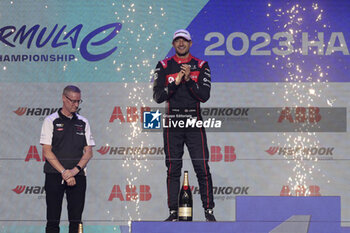 2023-07-29 - Formula E World Champion DENNIS Jake (gbr), Avalanche Andretti Formula E, Spark-Porsche, Porsche 99X Electric, portrait podium during the 2023 Hankook London ePrix, 12th meeting of the 2022-23 ABB FIA Formula E World Championship, on the ExCeL London from July 29 to 30, 2023 in London, United Kingdom - AUTO - 2023 FORMULA E HANKOOK LONDON EPRIX - FORMULA E - MOTORS