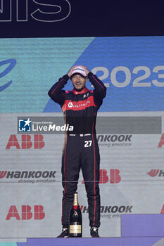 2023-07-29 - Formula E World Champion DENNIS Jake (gbr), Avalanche Andretti Formula E, Spark-Porsche, Porsche 99X Electric, portrait podium during the 2023 Hankook London ePrix, 12th meeting of the 2022-23 ABB FIA Formula E World Championship, on the ExCeL London from July 29 to 30, 2023 in London, United Kingdom - AUTO - 2023 FORMULA E HANKOOK LONDON EPRIX - FORMULA E - MOTORS