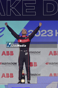 2023-07-29 - Formula E World Champion DENNIS Jake (gbr), Avalanche Andretti Formula E, Spark-Porsche, Porsche 99X Electric, portrait podium during the 2023 Hankook London ePrix, 12th meeting of the 2022-23 ABB FIA Formula E World Championship, on the ExCeL London from July 29 to 30, 2023 in London, United Kingdom - AUTO - 2023 FORMULA E HANKOOK LONDON EPRIX - FORMULA E - MOTORS