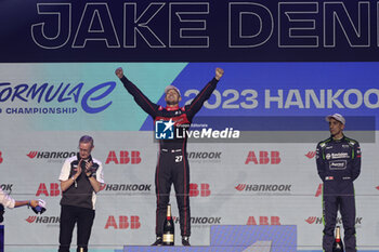 2023-07-29 - Formula E World Champion DENNIS Jake (gbr), Avalanche Andretti Formula E, Spark-Porsche, Porsche 99X Electric, portrait podium during the 2023 Hankook London ePrix, 12th meeting of the 2022-23 ABB FIA Formula E World Championship, on the ExCeL London from July 29 to 30, 2023 in London, United Kingdom - AUTO - 2023 FORMULA E HANKOOK LONDON EPRIX - FORMULA E - MOTORS