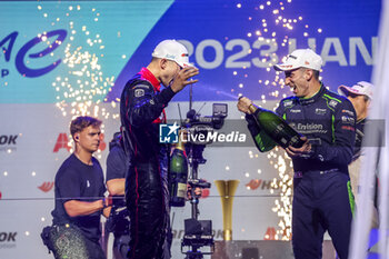 2023-07-29 - Formula E World Champion DENNIS Jake (gbr), Avalanche Andretti Formula E, Spark-Porsche, Porsche 99X Electric, portrait podium BUEMI Sébastien (swi), Envision Racing, Spark-Jaguar, Jaguar I - Time 6, portrait during the 2023 Hankook London ePrix, 12th meeting of the 2022-23 ABB FIA Formula E World Championship, on the ExCeL London from July 29 to 30, 2023 in London, United Kingdom - AUTO - 2023 FORMULA E HANKOOK LONDON EPRIX - FORMULA E - MOTORS