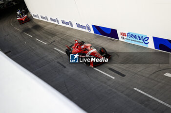 2023-07-29 - 27 DENNIS Jake (gbr), Avalanche Andretti Formula E, Spark-Porsche, Porsche 99X Electric, action during the 2023 Hankook London ePrix, 12th meeting of the 2022-23 ABB FIA Formula E World Championship, on the ExCeL London from July 29 to 30, 2023 in London, United Kingdom - AUTO - 2023 FORMULA E HANKOOK LONDON EPRIX - FORMULA E - MOTORS