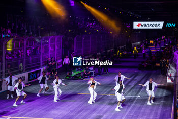 2023-07-29 - Pre Race show on the starting grid, grille de depart, during the 2023 Hankook London ePrix, 12th meeting of the 2022-23 ABB FIA Formula E World Championship, on the ExCeL London from July 29 to 30, 2023 in London, United Kingdom - AUTO - 2023 FORMULA E HANKOOK LONDON EPRIX - FORMULA E - MOTORS