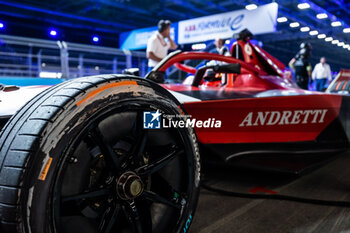 2023-07-29 - Damaged tyre of 27 DENNIS Jake (gbr), Avalanche Andretti Formula E, Spark-Porsche, Porsche 99X Electric, action during the 2023 Hankook London ePrix, 12th meeting of the 2022-23 ABB FIA Formula E World Championship, on the ExCeL London from July 29 to 30, 2023 in London, United Kingdom - AUTO - 2023 FORMULA E HANKOOK LONDON EPRIX - FORMULA E - MOTORS