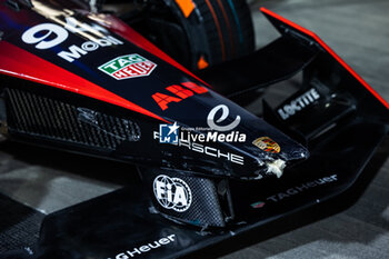 2023-07-29 - Damaged wing of 94 WEHRLEIN Pascal (ger), TAG HAUER Porsche Formula E Team, Porsche 99X Electric, action during the 2023 Hankook London ePrix, 12th meeting of the 2022-23 ABB FIA Formula E World Championship, on the ExCeL London from July 29 to 30, 2023 in London, United Kingdom - AUTO - 2023 FORMULA E HANKOOK LONDON EPRIX - FORMULA E - MOTORS