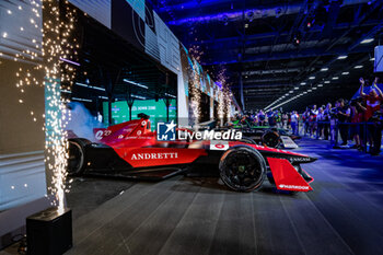 2023-07-29 - Formula E World Champion DENNIS Jake (gbr), Avalanche Andretti Formula E, Spark-Porsche, Porsche 99X Electric, portrait podium during the 2023 Hankook London ePrix, 12th meeting of the 2022-23 ABB FIA Formula E World Championship, on the ExCeL London from July 29 to 30, 2023 in London, United Kingdom - AUTO - 2023 FORMULA E HANKOOK LONDON EPRIX - FORMULA E - MOTORS