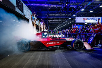 2023-07-29 - Formula E World Champion DENNIS Jake (gbr), Avalanche Andretti Formula E, Spark-Porsche, Porsche 99X Electric, portrait podium during the 2023 Hankook London ePrix, 12th meeting of the 2022-23 ABB FIA Formula E World Championship, on the ExCeL London from July 29 to 30, 2023 in London, United Kingdom - AUTO - 2023 FORMULA E HANKOOK LONDON EPRIX - FORMULA E - MOTORS