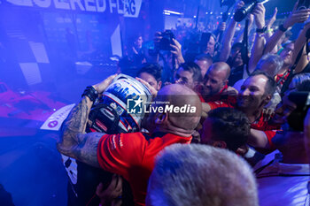 2023-07-29 - Formula E World Champion DENNIS Jake (gbr), Avalanche Andretti Formula E, Spark-Porsche, Porsche 99X Electric, portrait podium during the 2023 Hankook London ePrix, 12th meeting of the 2022-23 ABB FIA Formula E World Championship, on the ExCeL London from July 29 to 30, 2023 in London, United Kingdom - AUTO - 2023 FORMULA E HANKOOK LONDON EPRIX - FORMULA E - MOTORS