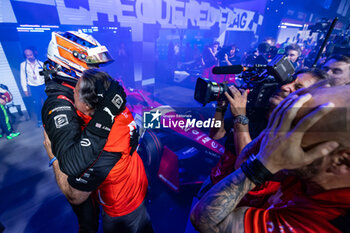 2023-07-29 - Formula E World Champion DENNIS Jake (gbr), Avalanche Andretti Formula E, Spark-Porsche, Porsche 99X Electric, portrait and ANDRETTI Michael (usa), team Owner of Andretti Motorsport, portrait podium during the 2023 Hankook London ePrix, 12th meeting of the 2022-23 ABB FIA Formula E World Championship, on the ExCeL London from July 29 to 30, 2023 in London, United Kingdom - AUTO - 2023 FORMULA E HANKOOK LONDON EPRIX - FORMULA E - MOTORS