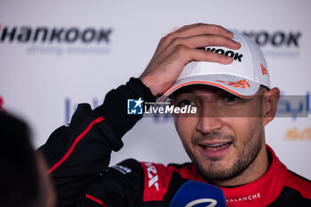 2023-07-29 - Formula E World Champion DENNIS Jake (gbr), Avalanche Andretti Formula E, Spark-Porsche, Porsche 99X Electric, portrait podium during the 2023 Hankook London ePrix, 12th meeting of the 2022-23 ABB FIA Formula E World Championship, on the ExCeL London from July 29 to 30, 2023 in London, United Kingdom - AUTO - 2023 FORMULA E HANKOOK LONDON EPRIX - FORMULA E - MOTORS