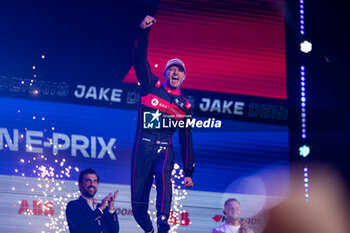 2023-07-29 - Formula E World Champion DENNIS Jake (gbr), Avalanche Andretti Formula E, Spark-Porsche, Porsche 99X Electric, portrait podium during the 2023 Hankook London ePrix, 12th meeting of the 2022-23 ABB FIA Formula E World Championship, on the ExCeL London from July 29 to 30, 2023 in London, United Kingdom - AUTO - 2023 FORMULA E HANKOOK LONDON EPRIX - FORMULA E - MOTORS