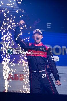 2023-07-29 - Formula E World Champion DENNIS Jake (gbr), Avalanche Andretti Formula E, Spark-Porsche, Porsche 99X Electric, portrait podium during the 2023 Hankook London ePrix, 12th meeting of the 2022-23 ABB FIA Formula E World Championship, on the ExCeL London from July 29 to 30, 2023 in London, United Kingdom - AUTO - 2023 FORMULA E HANKOOK LONDON EPRIX - FORMULA E - MOTORS