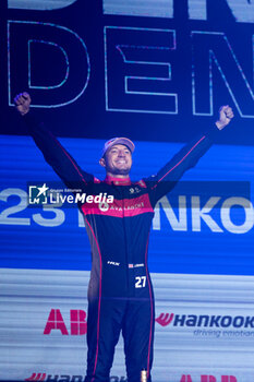 2023-07-29 - Formula E World Champion DENNIS Jake (gbr), Avalanche Andretti Formula E, Spark-Porsche, Porsche 99X Electric, portrait podium during the 2023 Hankook London ePrix, 12th meeting of the 2022-23 ABB FIA Formula E World Championship, on the ExCeL London from July 29 to 30, 2023 in London, United Kingdom - AUTO - 2023 FORMULA E HANKOOK LONDON EPRIX - FORMULA E - MOTORS