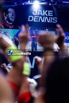 2023-07-29 - Formula E World Champion DENNIS Jake (gbr), Avalanche Andretti Formula E, Spark-Porsche, Porsche 99X Electric, portrait podium during the 2023 Hankook London ePrix, 12th meeting of the 2022-23 ABB FIA Formula E World Championship, on the ExCeL London from July 29 to 30, 2023 in London, United Kingdom - AUTO - 2023 FORMULA E HANKOOK LONDON EPRIX - FORMULA E - MOTORS