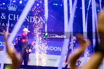 2023-07-29 - Formula E World Champion DENNIS Jake (gbr), Avalanche Andretti Formula E, Spark-Porsche, Porsche 99X Electric, portrait podium during the 2023 Hankook London ePrix, 12th meeting of the 2022-23 ABB FIA Formula E World Championship, on the ExCeL London from July 29 to 30, 2023 in London, United Kingdom - AUTO - 2023 FORMULA E HANKOOK LONDON EPRIX - FORMULA E - MOTORS