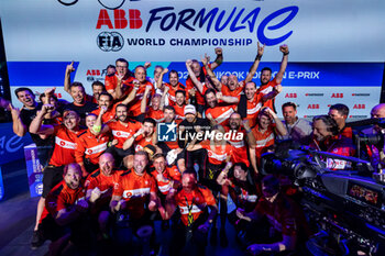 2023-07-29 - Formula E World Champion DENNIS Jake (gbr), Avalanche Andretti Formula E, Spark-Porsche, Porsche 99X Electric, portrait podium during the 2023 Hankook London ePrix, 12th meeting of the 2022-23 ABB FIA Formula E World Championship, on the ExCeL London from July 29 to 30, 2023 in London, United Kingdom - AUTO - 2023 FORMULA E HANKOOK LONDON EPRIX - FORMULA E - MOTORS