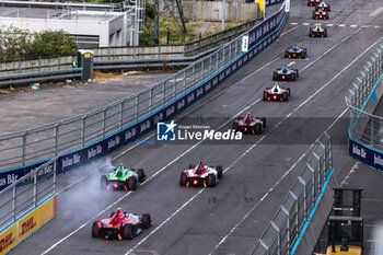 2023-07-29 - 37 CASSIDY Nick (nzl), Envision Racing, Spark-Jaguar, Jaguar I - Time 6, action crash and lost of the championship during the 2023 Hankook London ePrix, 12th meeting of the 2022-23 ABB FIA Formula E World Championship, on the ExCeL London from July 29 to 30, 2023 in London, United Kingdom - AUTO - 2023 FORMULA E HANKOOK LONDON EPRIX - FORMULA E - MOTORS