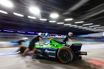 2023-07-29 - 37 CASSIDY Nick (nzl), Envision Racing, Spark-Jaguar, Jaguar I - Time 6, action during the 2023 Hankook London ePrix, 12th meeting of the 2022-23 ABB FIA Formula E World Championship, on the ExCeL London from July 29 to 30, 2023 in London, United Kingdom - AUTO - 2023 FORMULA E HANKOOK LONDON EPRIX - FORMULA E - MOTORS