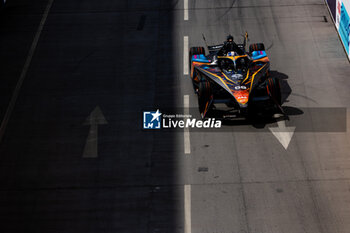 2023-07-30 - 58 RAST René (ger), Neom McLaren Formula E Team, Spark-Nissan, Nissan e-4ORCE 04, action during the 2023 Hankook London ePrix, 12th meeting of the 2022-23 ABB FIA Formula E World Championship, on the ExCeL London from July 29 to 30, 2023 in London, United Kingdom - AUTO - 2023 FORMULA E HANKOOK LONDON EPRIX - FORMULA E - MOTORS