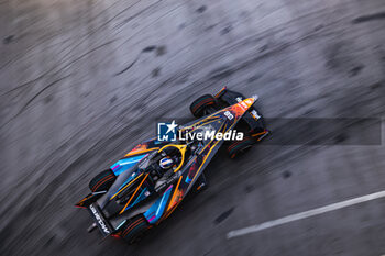 2023-07-30 - 58 RAST René (ger), Neom McLaren Formula E Team, Spark-Nissan, Nissan e-4ORCE 04, action during the 2023 Hankook London ePrix, 12th meeting of the 2022-23 ABB FIA Formula E World Championship, on the ExCeL London from July 29 to 30, 2023 in London, United Kingdom - AUTO - 2023 FORMULA E HANKOOK LONDON EPRIX - FORMULA E - MOTORS