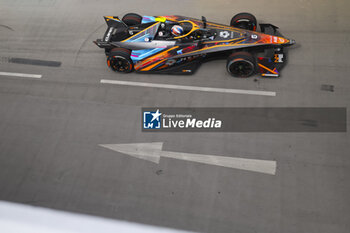 2023-07-30 - 05 HUGHES Jake (gbr), Neom McLaren Formula E Team, Spark-Nissan, Nissan e-4ORCE 04, action during the 2023 Hankook London ePrix, 12th meeting of the 2022-23 ABB FIA Formula E World Championship, on the ExCeL London from July 29 to 30, 2023 in London, United Kingdom - AUTO - 2023 FORMULA E HANKOOK LONDON EPRIX - FORMULA E - MOTORS