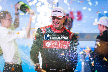 2023-07-30 - 27 DENNIS Jake (gbr), Avalanche Andretti Formula E, Spark-Porsche, Porsche 99X Electric, portrait podium during the 2023 Hankook London ePrix, 12th meeting of the 2022-23 ABB FIA Formula E World Championship, on the ExCeL London from July 29 to 30, 2023 in London, United Kingdom - AUTO - 2023 FORMULA E HANKOOK LONDON EPRIX - FORMULA E - MOTORS