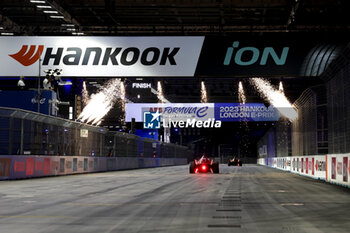 2023-07-30 - 27 DENNIS Jake (gbr), Avalanche Andretti Formula E, Spark-Porsche, Porsche 99X Electric, action arrivee, finish line, during the 2023 Hankook London ePrix, 12th meeting of the 2022-23 ABB FIA Formula E World Championship, on the ExCeL London from July 29 to 30, 2023 in London, United Kingdom - AUTO - 2023 FORMULA E HANKOOK LONDON EPRIX - FORMULA E - MOTORS