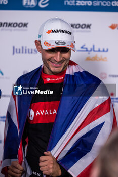 2023-07-30 - DENNIS Jake (gbr), Avalanche Andretti Formula E, Spark-Porsche, Porsche 99X Electric, portrait at the podium during the 2023 Hankook London ePrix, 12th meeting of the 2022-23 ABB FIA Formula E World Championship, on the ExCeL London from July 29 to 30, 2023 in London, United Kingdom - AUTO - 2023 FORMULA E HANKOOK LONDON EPRIX - FORMULA E - MOTORS