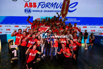 2023-07-30 - Team world champion picture with DENNIS Jake (gbr), Avalanche Andretti Formula E, Spark-Porsche, Porsche 99X Electric, portrait at the podium during the 2023 Hankook London ePrix, 12th meeting of the 2022-23 ABB FIA Formula E World Championship, on the ExCeL London from July 29 to 30, 2023 in London, United Kingdom - AUTO - 2023 FORMULA E HANKOOK LONDON EPRIX - FORMULA E - MOTORS