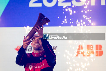 2023-07-30 - 27 DENNIS Jake (gbr), Avalanche Andretti Formula E, Spark-Porsche, Porsche 99X Electric, portrait podium during the 2023 Hankook London ePrix, 12th meeting of the 2022-23 ABB FIA Formula E World Championship, on the ExCeL London from July 29 to 30, 2023 in London, United Kingdom - AUTO - 2023 FORMULA E HANKOOK LONDON EPRIX - FORMULA E - MOTORS