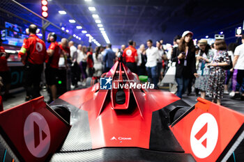 2023-07-30 - Grid visit by VIP guests during the 2023 Hankook London ePrix, 12th meeting of the 2022-23 ABB FIA Formula E World Championship, on the ExCeL London from July 29 to 30, 2023 in London, United Kingdom - AUTO - 2023 FORMULA E HANKOOK LONDON EPRIX - FORMULA E - MOTORS