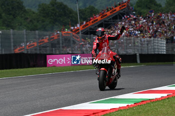 2023-06-11 - Spanish rider Augusto Fernandez of GASGAS Factory Racing Tech3 greets fans - RACE MOTOGP GRAND PRIX OF ITALY - MOTOGP - MOTORS