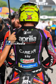 2023-06-10 - Maverick Vinales ES Aprilia Racing Aprilia wait in the starting grid - TISSOT SPRINT MOTOGP GRAND PRIX OF ITALY - MOTOGP - MOTORS