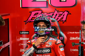 2023-06-09 - Enea Bastianini IT Ducati Lenovo Team Ducati waits in the box - FREE PRACTICE MOTOGP GRAND PRIX OF ITALY - MOTOGP - MOTORS