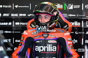 2023-06-09 - Aleix Espargaro ES Aprilia Racing Aprilia waits in the box - FREE PRACTICE MOTOGP GRAND PRIX OF ITALY - MOTOGP - MOTORS