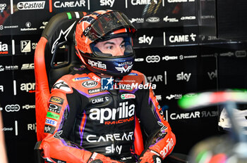 2023-06-09 - Maverick Vinales ES Aprilia Racing Aprilia waits in the box - FREE PRACTICE MOTOGP GRAND PRIX OF ITALY - MOTOGP - MOTORS