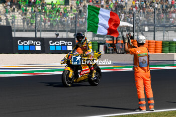 2023-09-10 - Francesco Bagnaia IT Ducati Lenovo Team Ducati greets the fans at the end of MotoGP Race with the Italy Flag - GRAN PREMIO RED BULL DI SAN MARINO E DELLA RIVIERA DI RIMINI - RACE AND PRESS CONFERENCE - MOTOGP - MOTORS