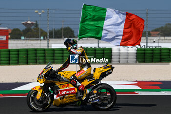 2023-09-10 - Francesco Bagnaia IT Ducati Lenovo Team Ducati greets the fans at the end of MotoGP Race with the Italy Flag - GRAN PREMIO RED BULL DI SAN MARINO E DELLA RIVIERA DI RIMINI - RACE AND PRESS CONFERENCE - MOTOGP - MOTORS