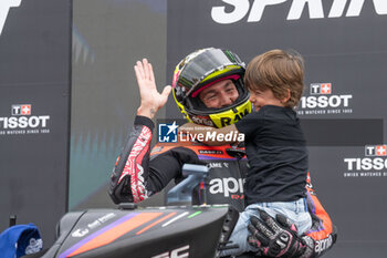2023-09-02 - 41 Aleix Espargaro Aprilia Racing with his son in the podium during the MotoGP Gran Premi Monster Energy de Catalunya Sprint Race Saturday, 1-2-3 September 2023 ,at Circuit de Barcelona-Catalunya in Barcelona, Spain. - 2023 GRAND PRIX - GRAN PREMI MONSTER ENERGY DE CATALUNYA - TISSOT SPRINT - MOTOGP - MOTORS