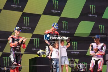 2023-09-03 - 41 Aleix Espargaro Aprilia Racing with the children on the podium for the awards during theMotoGP Gran Premi Monster Energy de Catalunya MotoGP Race Sunday, 1-2-3 September 2023 ,at Circuit de Barcelona-Catalunya in Barcelona, Spain. - 2023 GRAND PRIX - GRAN PREMI MONSTER ENERGY DE CATALUNYA - RACE - MOTOGP - MOTORS