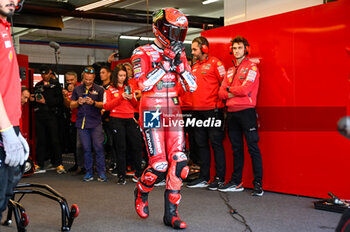 2023-11-26 - Bagnaia Francesco ITA Ducati Lenovo Team Ducati portrait waits in the box - 2023 MOTOGP GRAND PRIX OF SPAIN - GRAN PREMIO MOTUL DE LA COMUNITAT VALENCIANA - RACE E PRESS CONFERENCE - MOTOGP - MOTORS