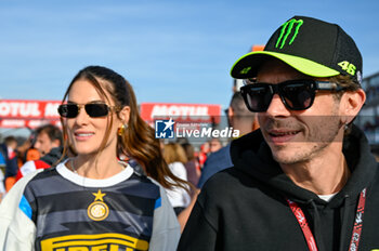 2023-11-26 - Valentino Rossi and Francesca Sofia Novello in starting grid - 2023 MOTOGP GRAND PRIX OF SPAIN - GRAN PREMIO MOTUL DE LA COMUNITAT VALENCIANA - RACE E PRESS CONFERENCE - MOTOGP - MOTORS