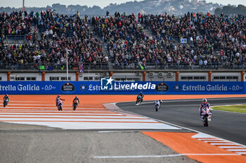 2023-11-26 - Riders greets the fans at the end of MotoGP Race - 2023 MOTOGP GRAND PRIX OF SPAIN - GRAN PREMIO MOTUL DE LA COMUNITAT VALENCIANA - RACE E PRESS CONFERENCE - MOTOGP - MOTORS