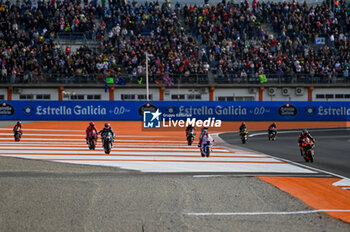 2023-11-26 - Riders greets the fans at the end of MotoGP Race - 2023 MOTOGP GRAND PRIX OF SPAIN - GRAN PREMIO MOTUL DE LA COMUNITAT VALENCIANA - RACE E PRESS CONFERENCE - MOTOGP - MOTORS