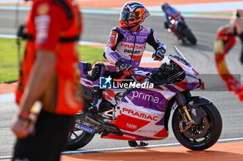 2023-11-26 - Zarco Johann FRA Prima Pramac Racing Ducati greets the fans at the end of MotoGP Race - 2023 MOTOGP GRAND PRIX OF SPAIN - GRAN PREMIO MOTUL DE LA COMUNITAT VALENCIANA - RACE E PRESS CONFERENCE - MOTOGP - MOTORS