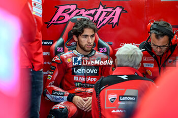 2023-11-25 - Bastianini Enea ITA Ducati Lenovo Team Ducati portrait waits in the box - 2023 MOTOGP GRAND PRIX OF SPAIN - GRAN PREMIO MOTUL DE LA COMUNITAT VALENCIANA - PADDOCK AND BOX - MOTOGP - MOTORS