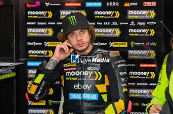 2023-11-25 - Bezzecchi Marco ITA Mooney Vr46 Racing Team Ducati portrait waits in the box - 2023 MOTOGP GRAND PRIX OF SPAIN - GRAN PREMIO MOTUL DE LA COMUNITAT VALENCIANA - PADDOCK AND BOX - MOTOGP - MOTORS