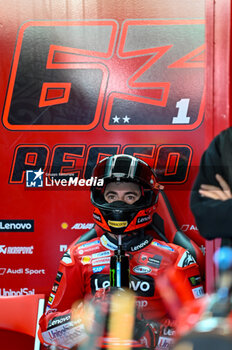 2023-11-25 - Bagnaia Francesco ITA Ducati Lenovo Team Ducati portrait waits in the box - 2023 MOTOGP GRAND PRIX OF SPAIN - GRAN PREMIO MOTUL DE LA COMUNITAT VALENCIANA - PADDOCK AND BOX - MOTOGP - MOTORS