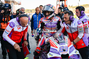 2023-11-25 - Martin Jorge SPA Prima Pramac Racing Ducati and the staff shows his disappointment - 2023 MOTOGP GRAND PRIX OF SPAIN - GRAN PREMIO MOTUL DE LA COMUNITAT VALENCIANA - PADDOCK AND BOX - MOTOGP - MOTORS